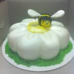 Bumblebee on a Daisy Cake